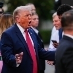 Трамп сенатор билан кескин баҳслашиб қолди