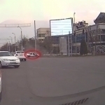 Toshkentda Nexia beton to‘siqqa urilib, bo‘linib ketdi (video)
