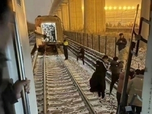Пекин метросида поездлар тўқнашиб кетди