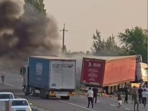 Toshkent viloyatida yuk mashinasi yonib ketdi (video)