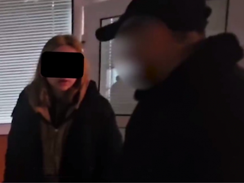 Тошкентда наркотикни ширинлик орасига  яширган 19 ёшли қиз ушланди (видео)