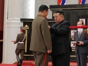 Kim Rossiya armiyasida xizmat qilgan askarlarni taqdirladi 