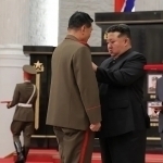 Kim Rossiya armiyasida xizmat qilgan askarlarni taqdirladi 