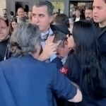 Turkiyada noma’lum shaxs muxolifat yetakchisiga musht tushirdi (video)