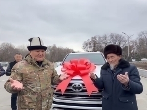 Ҳоким дўстлари совға қилган машинани ҳокимиятга берди (видео)