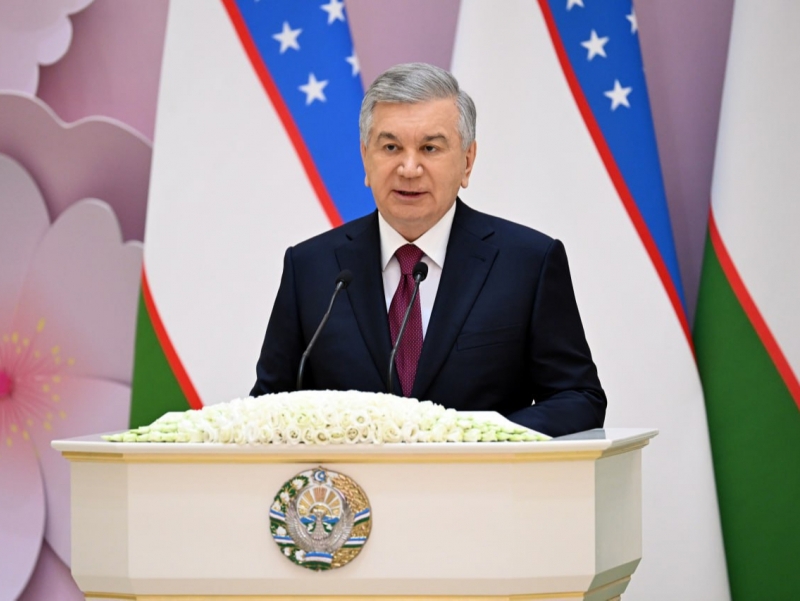 Yo ko‘chib ketadi, yo qonun asosida yashaydi – Prezident ayollarga qo‘l ko‘taradiganlar haqida (video)