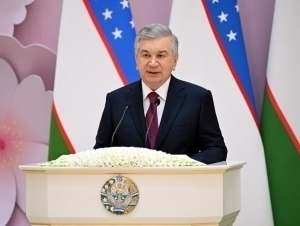 Yo ko‘chib ketadi, yo qonun asosida yashaydi – Prezident ayollarga qo‘l ko‘taradiganlar haqida (video)