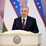 Yo ko‘chib ketadi, yo qonun asosida yashaydi – Prezident ayollarga qo‘l ko‘taradiganlar haqida (video)