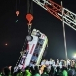 Бангладешда автобус дарёга қулаши оқибатида 18 киши ҳалок бўлди