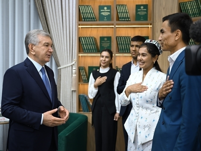 President gifts a house in Tashkent to writer Javlon Jovliev and a book-reading family (video)
