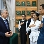 Prezident yozuvchi Javlon Jovliyev va kitobxon oilaga Toshkentdan uy sovg‘a qildi (video)