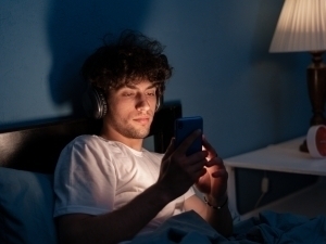 Италияда 77 фоиз ўсмирлар телефонга қарам бўлиб қолган – сўровнома