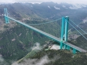 Хитойда дунёдаги энг баланд кўприк очилди (видео)