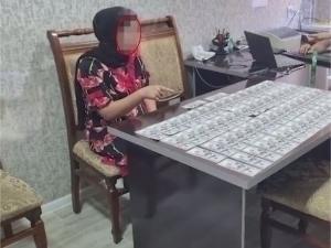 O‘qishga kiritib qo‘yish uchun 6,6 ming dollar olgan o‘qituvchi ushlandi (video)