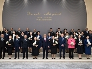 Президент ўқитувчи ва мураббийларга мукофотларни топширди