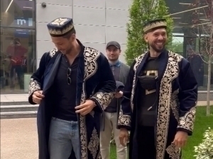 Жинсий зўравонликда айбланаётган Эндрю Тейт Тошкентда тантанали кутиб олинди