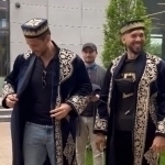 Jinsiy zo‘ravonlikda ayblanayotgan Endryu Teyt Toshkentda tantanali kutib olindi