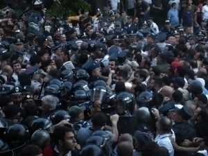 Yerevanda politsiya va muxolifat tarafdorlari o‘rtasida to‘qnashuv bo‘ldi (video)