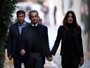 Саркози қарсаклар остида қамоқхонага олиб кетилди (видео)