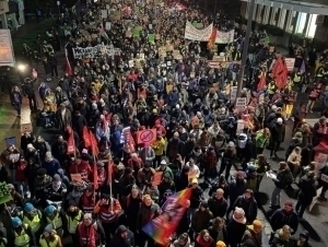 Германияда намойишчилар депутатни калтаклади (видео)