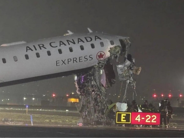 Nyu-York aeroportida samolyot o‘t o‘chirish mashinasi bilan to‘qnashib ketdi (video)