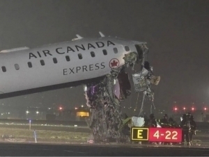 Нью-Йорк аэропортида самолёт ўт ўчириш машинаси билан тўқнашиб кетди (видео)