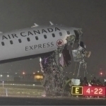 Nyu-York aeroportida samolyot o‘t o‘chirish mashinasi bilan to‘qnashib ketdi (video)
