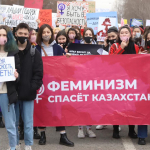 “Бизга гул эмас, хавфсизлик керак“. Олма-отада хотин-қизлар намойишга чиқди