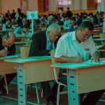 O‘qituvchilar o‘z fani va davlat tilini bilishi bo‘yicha test topshirishni boshladi