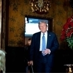 Швейцария Трампни қимматбаҳо совғалар билан авради