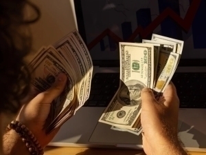 Dollar kursi pastladi