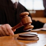 Суд чақалоғини сотмоқчи бўлган онага яна имкон берди