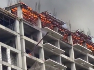 Fire breaks out at construction site in Tashkent (video)