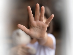 Австралияда эркак 459 болага зўравонлик қилганликда айбланмоқда