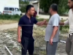 Quvada erkak yer talashib odamlarga pichoq bilan tahdid qildi (video)