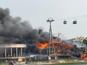 Sirdaryo bo‘yidagi Prezident ochgan restoran yonib kul bo‘ldi (video)