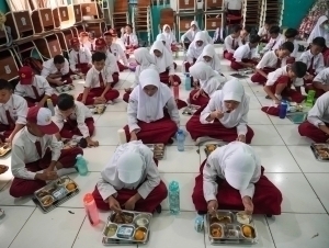 Indoneziyada hukumat tarqatgan ovqatdan 800 kishi zaharlandi