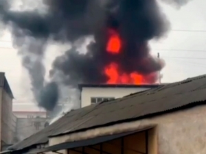 Andijondagi bozor yaqinida yong‘in chiqdi (video)