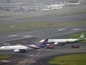 Tokio aeroportida samolyotlar to‘qnashib ketdi (video)