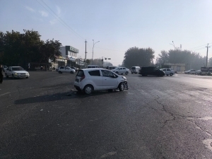 Farg‘onada 2 ta mashina to‘qnashib, piyodani urib yubordi