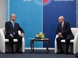 Тўқаев Путинга Украинадаги урушни музлатиб қўйишни таклиф қилди