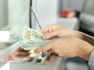 Ketma-ket ikki kun ko‘tarilgan dollar kursi pasaydi