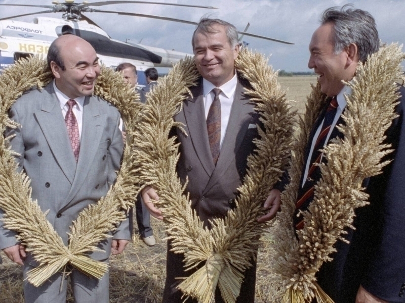 Каримов ўзбекларни дунёдан узиб қўйди, унга ҳайкал қўйиш керак – Акаев (видео)
