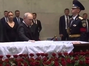 Путин эски сафдошининг жанозасида иштирок этди (видео)