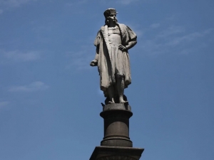 Оқ уй олдида Колумб ҳайкали ўрнатилади