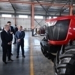 Prezident Qarshidagi 20 mln dollarlik traktor zavodini borib ko‘rdi