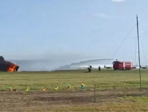 Хитойда учар автомобиллар тўқнашиб кетди (видео)