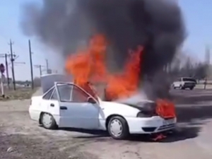 Bo‘stonliqda Nexia-2 yonib ketdi (video)