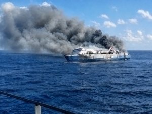 Indoneziyada 271 nafar yo‘lovchisi bor parom yonib ketdi. Qurbonlar bor (video)