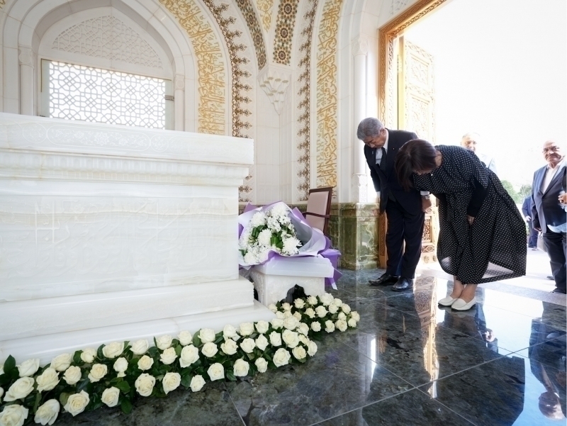 Yaponiya TIV rahbari Islom Karimov maqbarasini ziyorat qildi